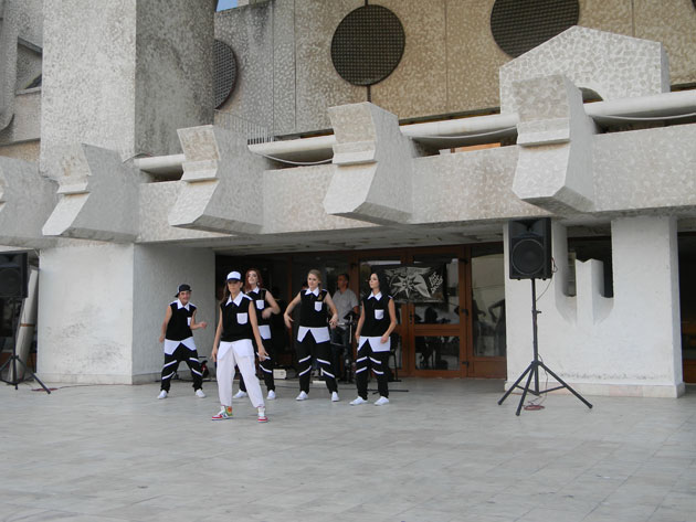 Spectacol caritabil Black & White Angels  pentru copiii autişti