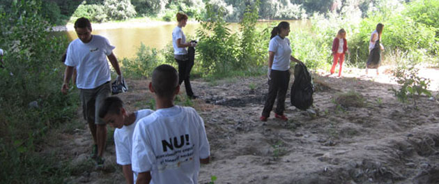 Copiii şi tinerii Asociaţiei STEA ies la  curăţenie pe Drumul Careiului