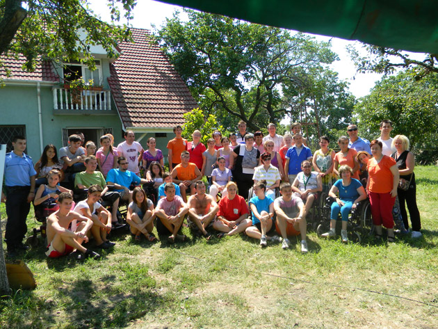 Tineri cu dizabilităţi, învăţaţi de jandarmi să gătească