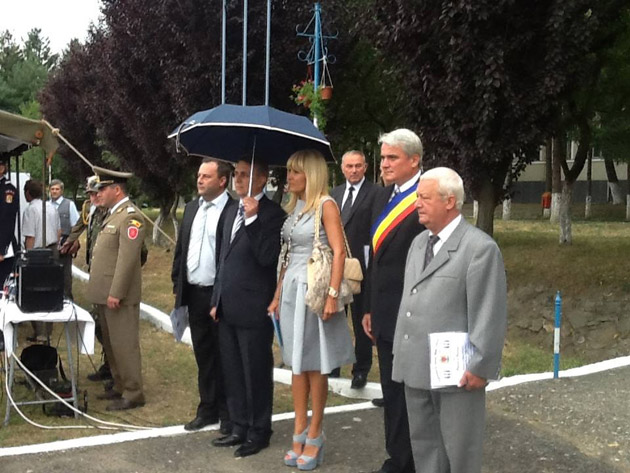 Elena Udrea, pe tocuri și în rochie, printre militarii sălăjeni
