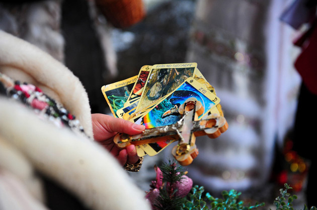 Românii apelează în continuare la vrăjitoare şi vraci