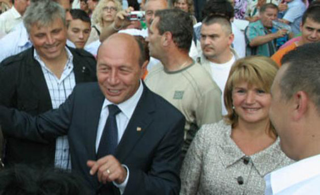 Traian Băsescu, atacat cu pâine la Ţebea