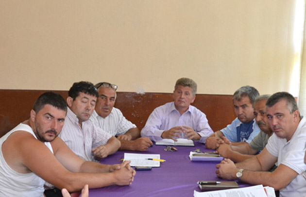 Cum să-ţi plăteşti propriii călăi