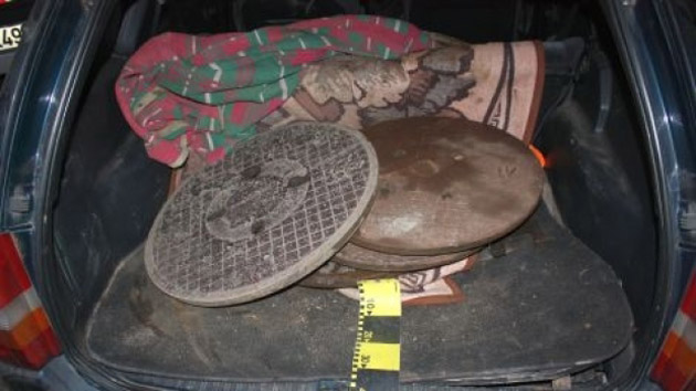 Hoţii de fier vechi dau iama în capacele de canal