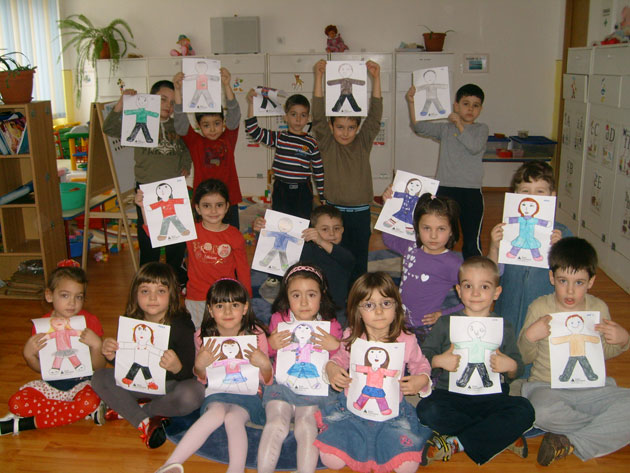 “Stranierii”, obligaţi să-şi protejeze copiii