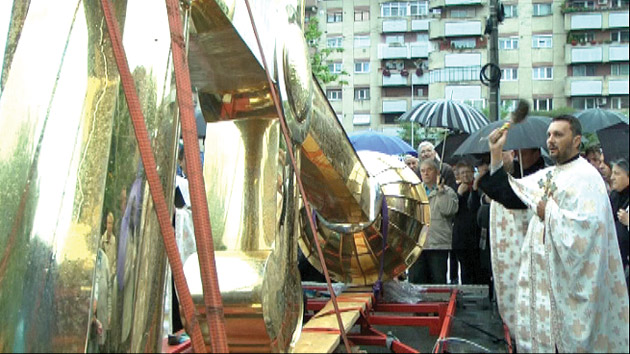 Cruce uriaşă amplasată pe Biserica de la Cap Pod Golescu