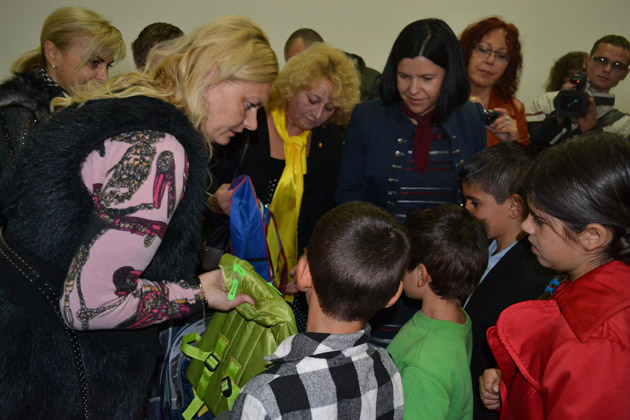 Sute de ghiozdane oferite cadou de femeile liberale