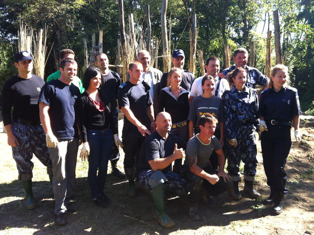 Jandarmii ajută la construirea “Satului de Lut” din Pomi