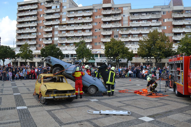 Avansări în grad şi demonstraţii de Ziua Pompierilor