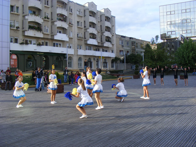 Dans, muzică uşoară şi populară la deschiderea cursurilor Şcolii de Arte