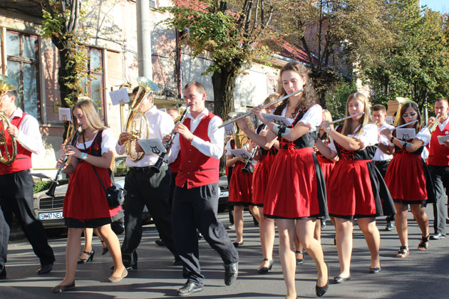 Parada portului popular şvăbesc în centrul Sătmarului