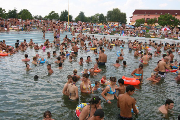 ANUNȚ ESTIVAL. Noile TARIFE de la ȘTRANDUL din TĂȘNAD. CÂND se DESCHIDE și ce PROGRAM va avea