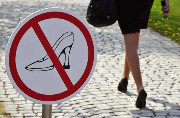 Ce se întâmplă picioarelor unor femei când poartă tocuri