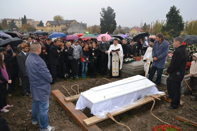 Cerul a PLÂNS pentru Vivien Dragoş. Sute de sătmăreni i-au adus un ULTIM OMAGIU