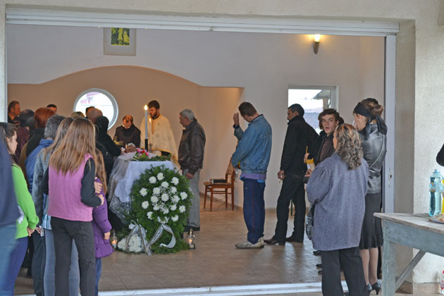 Sute de persoane s-au rugat  la priveghiul Vivianei Dragoş