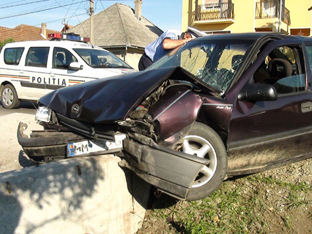 Trei accidente de circulaţie soldate cu doi răniţi