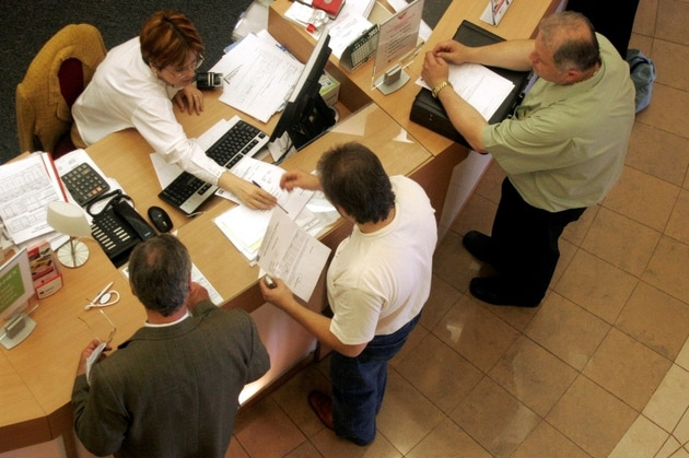 O bancă a fost amendată de Protecţia Consumatorilor! VESTE BUNĂ pentru toţi românii cu credite