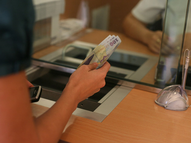 ATENŢIE SĂTMĂRENI! Cum îţi bagă bancherii mâna în conturile dumneavoastră?
