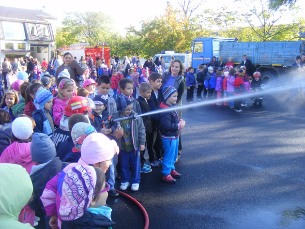 Porţi deschise pentru sute de vizitatori la Pompieri