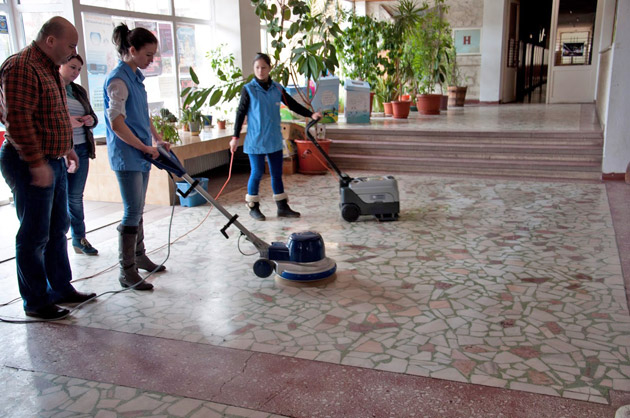 Igienizarea şcolilor curăţă buzunarele părinţilor