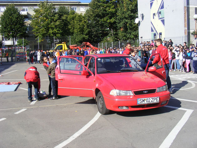 Sute de elevi au urmărit acţiunile poliţiştilor şi ale voluntarilor Crucii Roşii