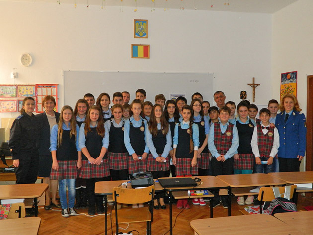 Elevii de la Şcoala “Bălcescu-Petofi”, informaţi  despre activitatea jandarmilor sătmăreni