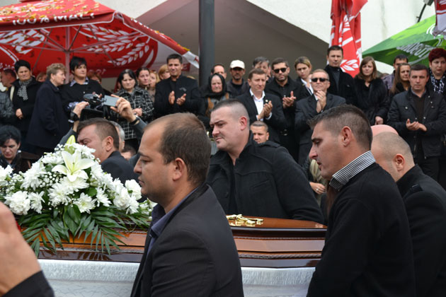 Ciprian Gătină, însoţit pe ultimul drum de sute de prieteni