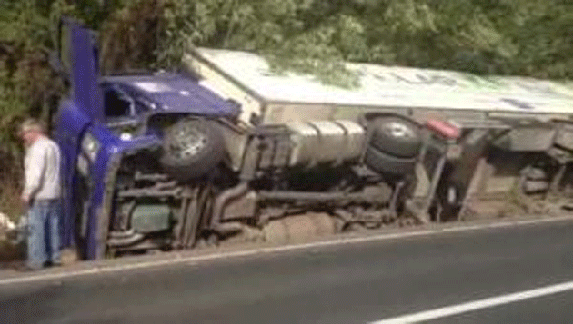 Două tiruri s-au ciocnit pe Meseş