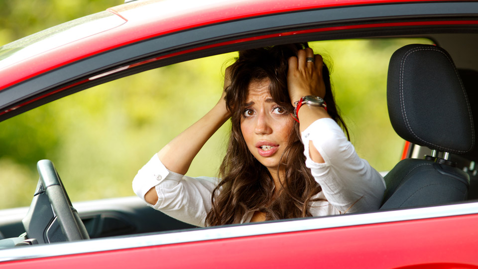 Cleric saudit: Femeile care conduc automobilul riscă să îşi distrugă ovarele
