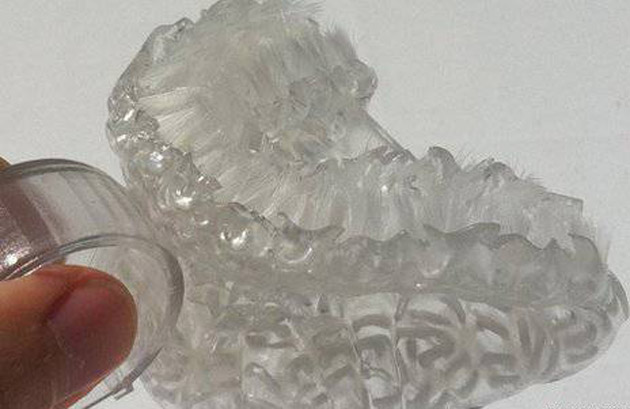 A fost inventată periuţa care îţi curăţă dinţii în şase secunde