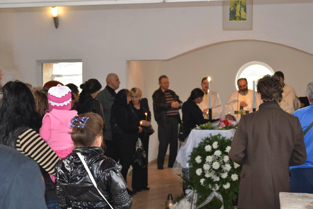 SUTE de persoane s-au RUGAT la priveghiul Vivianei Dragoş!