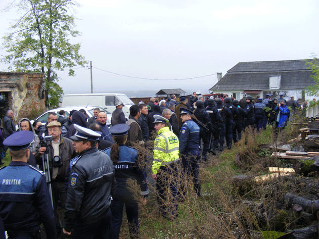 Bixadul STĂ pe un butoi de pulbere. Sute de ortodoxşi au APĂRAT Mănăstirea Bixad