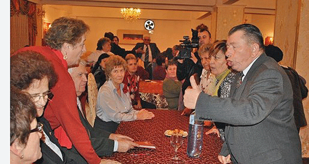 SUTE de pensionari, la un pas să se ia la BĂTAIE. Se întâmplă în SATU MARE