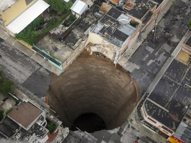 Porţile IADULUI s-au deschis: Crater uriaş în Guatemala!