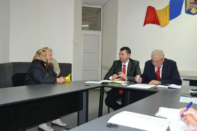 O sătmăreancă ameninţă că îşi dă foc