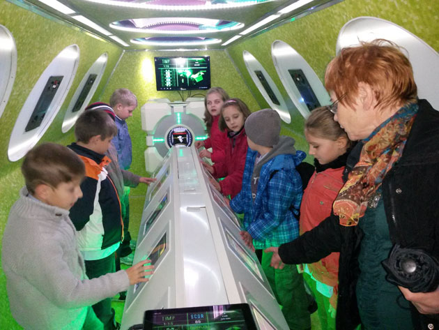 Sute de elevi au experimentat colectarea  selectivă într-un autocar modern