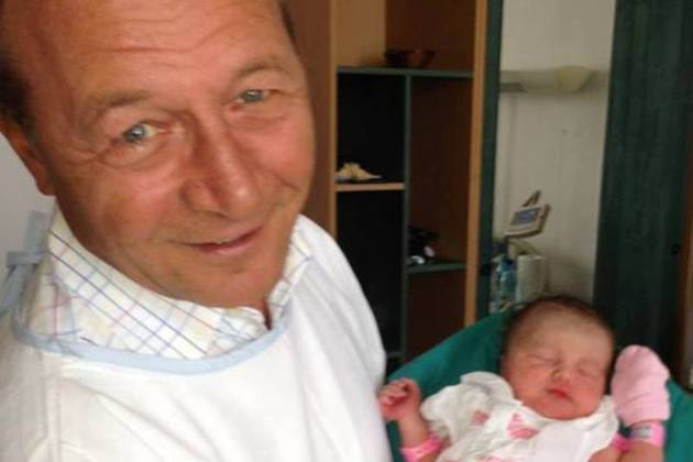 Băsescu anunţă cine va fi naşul nepoatei sale, Sofia Anais