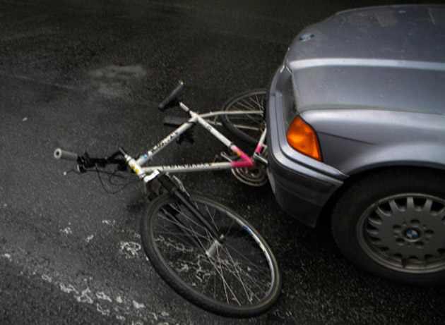 Biciclist rănit într-un accident la Decebal