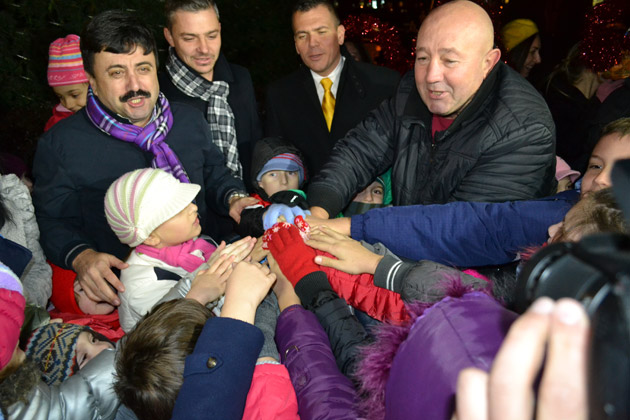 Luminile festive pentru sărbătorile de iarnă au fost pornite!