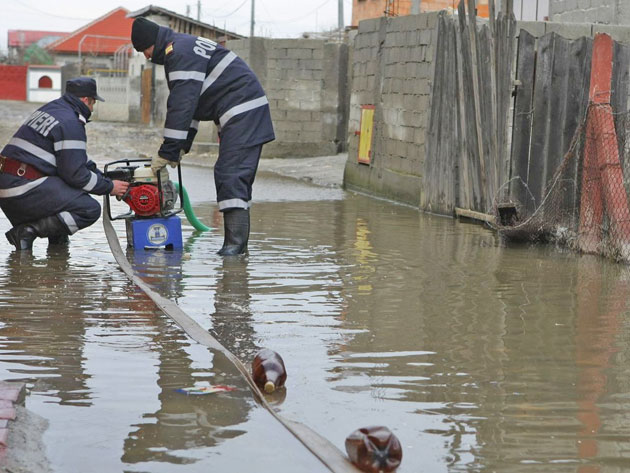 INUNDAȚII în județ. Au intervenit pompierii