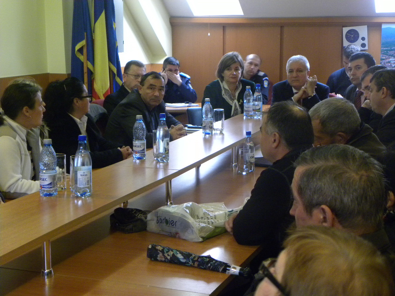 Prefectul Avram a reuşit să stingă conflictul iscat de blocarea unui drum