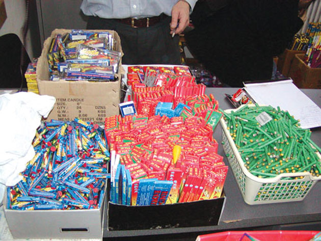 Poliţiştii sătmăreni au confiscat aproape 25.000 de petarde