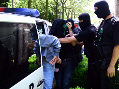 Patru condamnaţi urmăriţi naţional, închişi în arestul IPJ Satu Mare