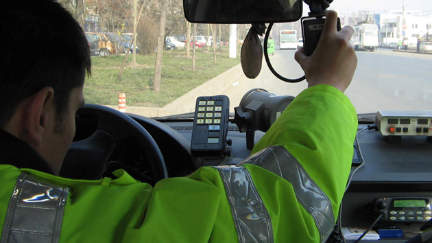 Sute de şoferi traşi pe dreapta şi amendaţi