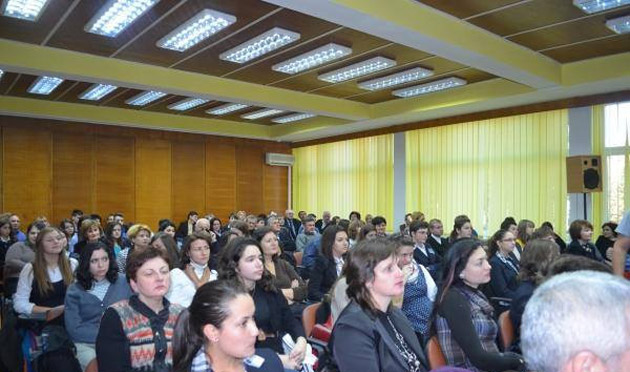 Elevii cu rezultate deosebite la învățătură, recompensați cu bani și diplome