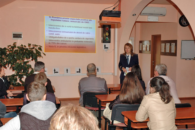 Poliţiştii TAIE semnalul la mobil ŞOFERILOR. Vezi RISCURILE folosirii MOBILULUI la volan