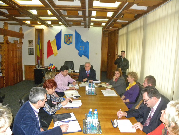 SALARIILE profesorilor în CUMPĂNĂ. Prefectul Avram a INTERVENIT