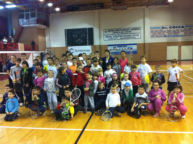 Zeci de copii au jucat tenis cu Sorana Cîrstea