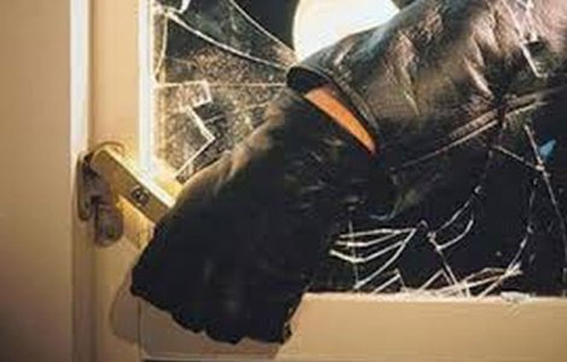 Spărgător de locuinţe, BĂGAT la RĂCOARE. Vezi de LOVITURI a dat