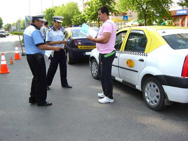 Poliţiştii iau taximetriştii la CONTROL. Cezi ce au PĂŢIT